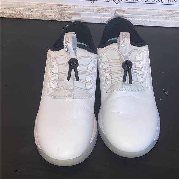 Women’s Clove Nursing Shoes - Picture 2 of 5